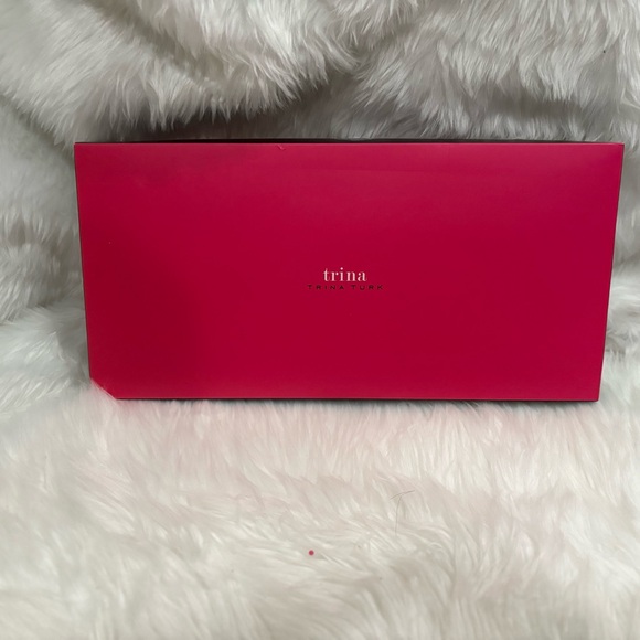 Trina Turk 2 piece set - Wristlet & Cardholder - Picture 5 of 5